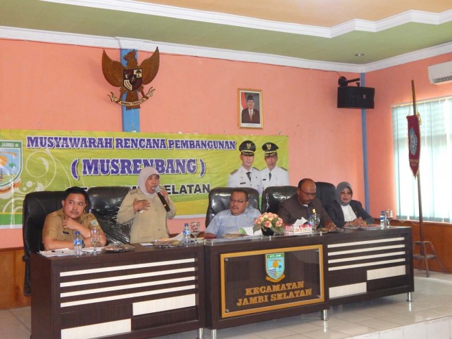Camat Jambi Selatan ketika menyampaikan program di Kecamatan Jambi Selatan.